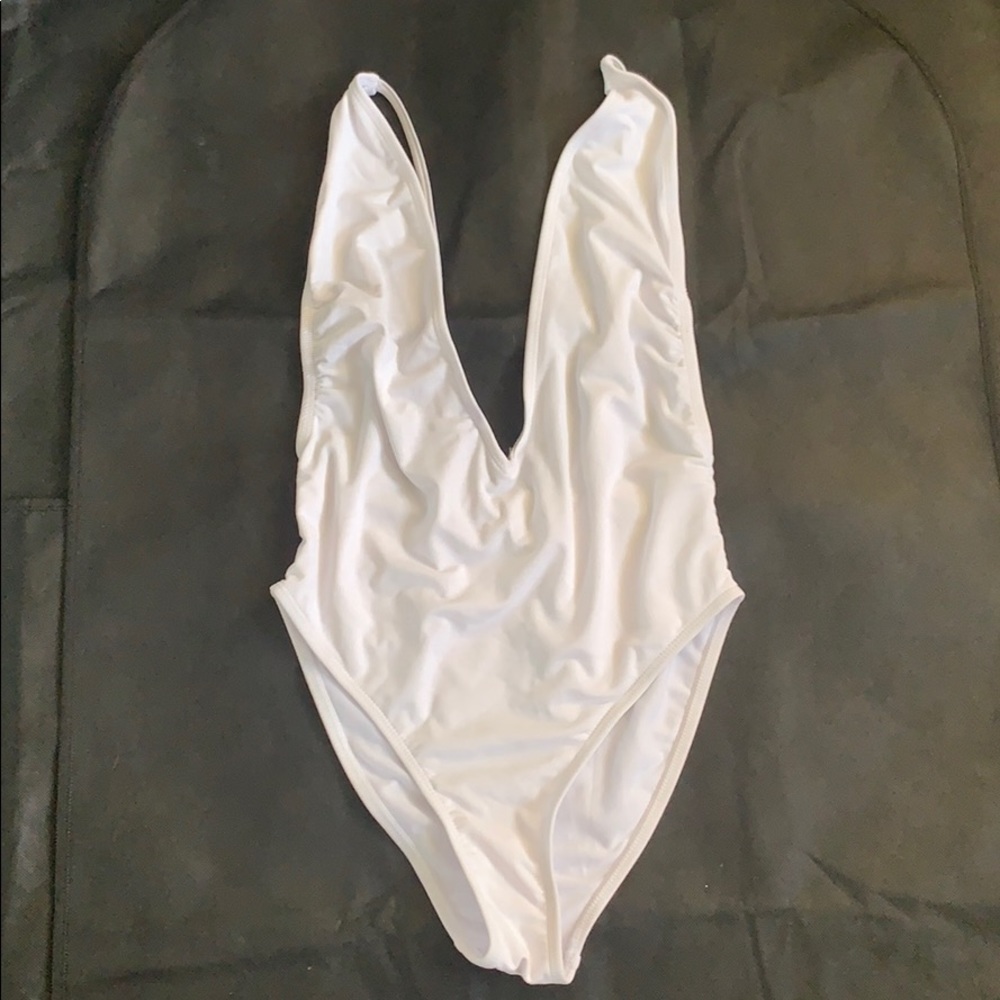 FASHION NOVA WHITE SWIM PLUNGE OPEN BACK SMALL